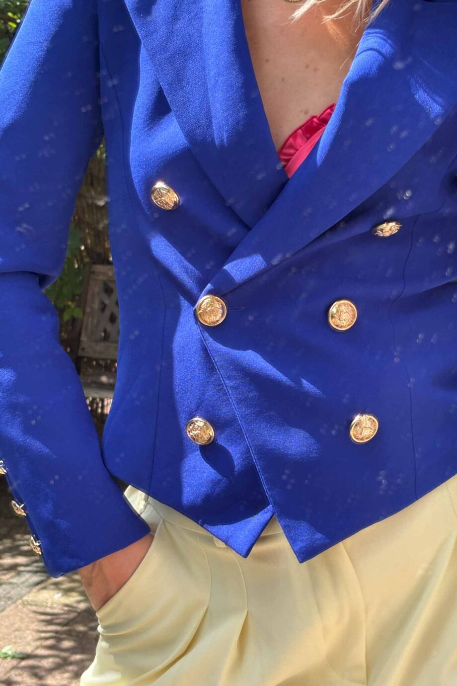 The cobalt blue in Paris oui oui autumn blazer